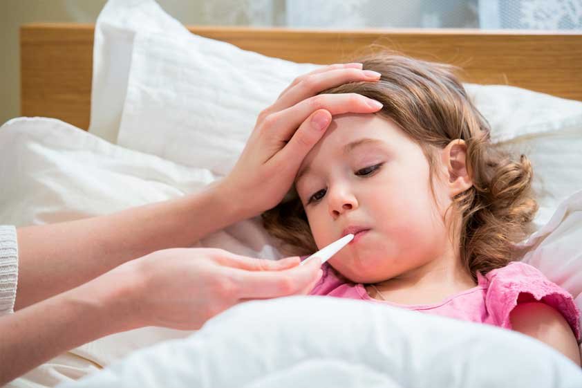 ¿Como puedo tratar la fiebre de mi hijo?