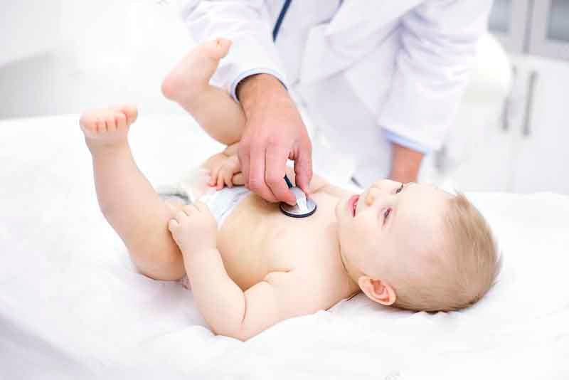La bronquiolitis aguda en bebés es el primer episodio de obstrucción bronquial asociado a manifestaciones de infección viral en un niño menor de 2 años.